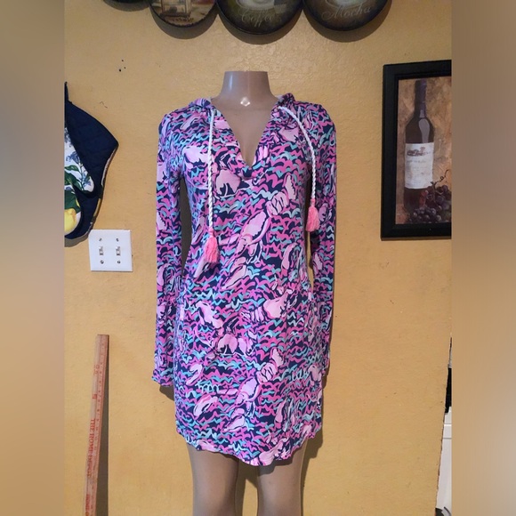 Lilly Pulitzer | Rylie UPF 50+ Cover Up Hooded Dress in Lobstah Roll Print S - Picture 2 of 9